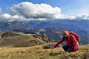69 Bella vista dall'alto sullo sperone roccioso appena salito del Mincucco con la croce lignea 